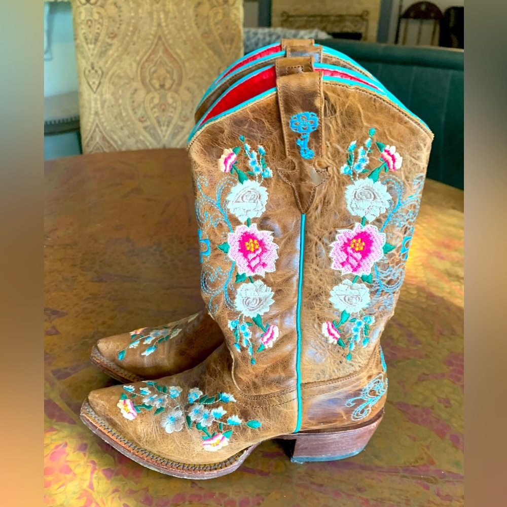 Macie Bean Boots. Size 5.  Super cute floral embroidery.